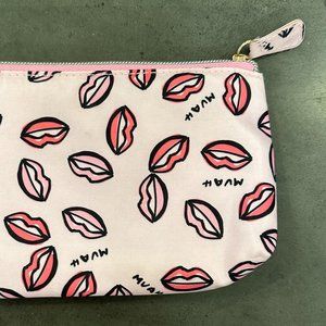 CONAIR ZIPPERED "MUAH" LIP COVERED COSMETIC TRAVEL BAG